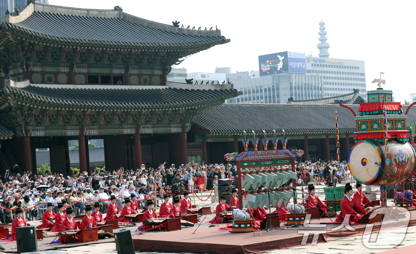 (서울=뉴스1) 김명섭 기자 = 7일 오후 서울 경복궁 근정전에서 세종조 회례연이 펼쳐지고 있다. 300여 명으로 구성된 대규모 공연단이 궁중 연례악과 무용을 재현한 이 공연은 2 …