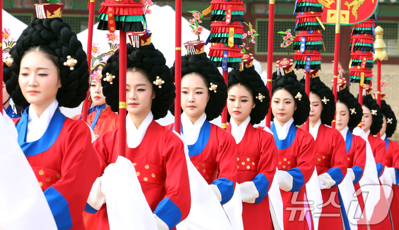 (서울=뉴스1) 김명섭 기자 = 7일 오후 서울 경복궁 근정전에서 세종조 회례연이 펼쳐지고 있다. 300여 명으로 구성된 대규모 공연단이 궁중 연례악과 무용을 재현한 이 공연은 2 …