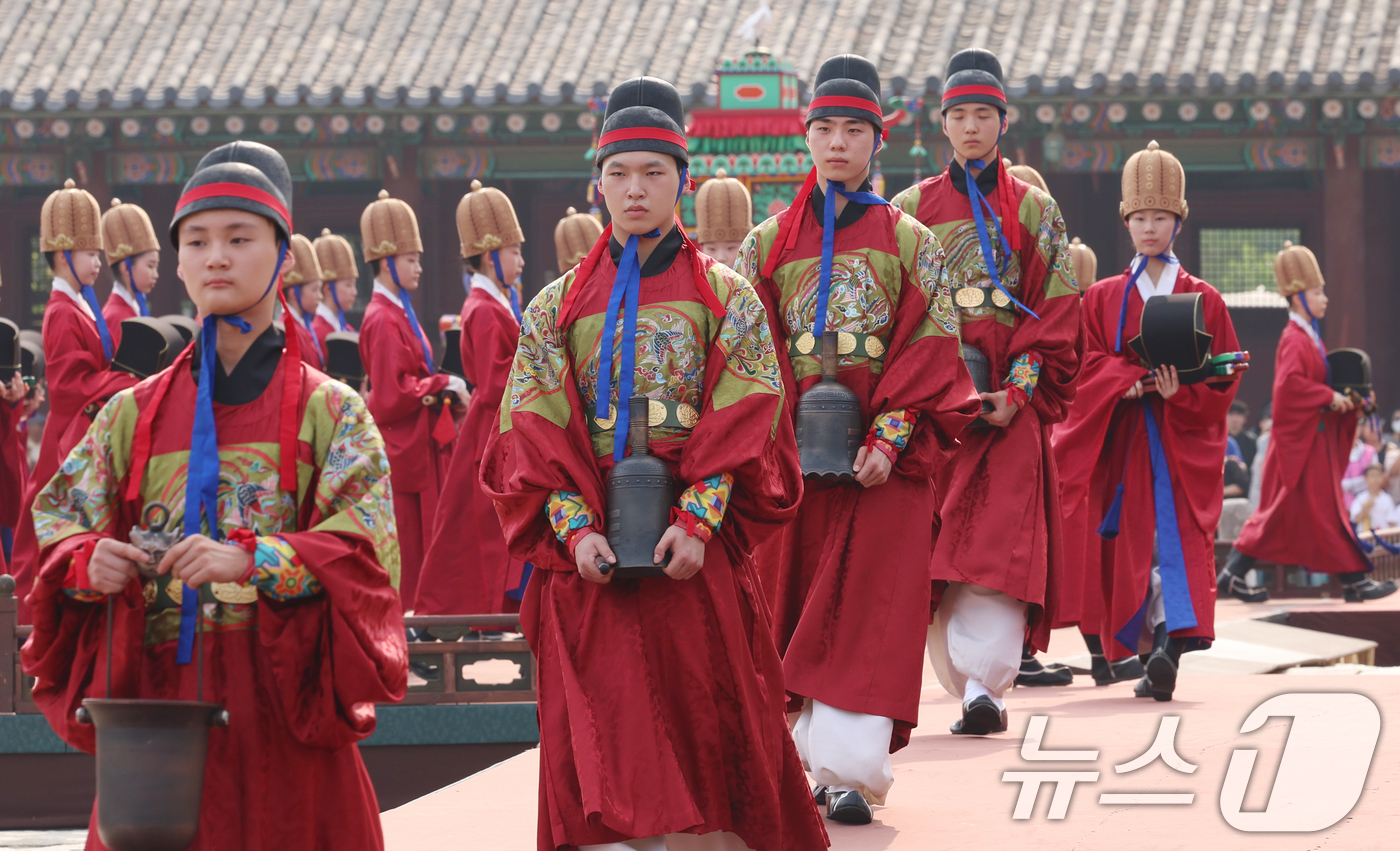 (서울=뉴스1) 김명섭 기자 = 7일 오후 서울 경복궁 근정전에서 세종조 회례연이 펼쳐지고 있다. 300여 명으로 구성된 대규모 공연단이 궁중 연례악과 무용을 재현한 이 공연은 2 …