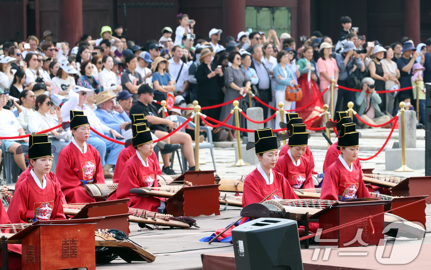 (서울=뉴스1) 김명섭 기자 = 7일 오후 서울 경복궁 근정전에서 세종조 회례연이 펼쳐지고 있다. 300여 명으로 구성된 대규모 공연단이 궁중 연례악과 무용을 재현한 이 공연은 2 …
