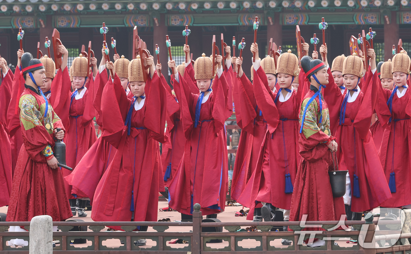 (서울=뉴스1) 김명섭 기자 = 7일 오후 서울 경복궁 근정전에서 세종조 회례연이 펼쳐지고 있다. 300여 명으로 구성된 대규모 공연단이 궁중 연례악과 무용을 재현한 이 공연은 2 …