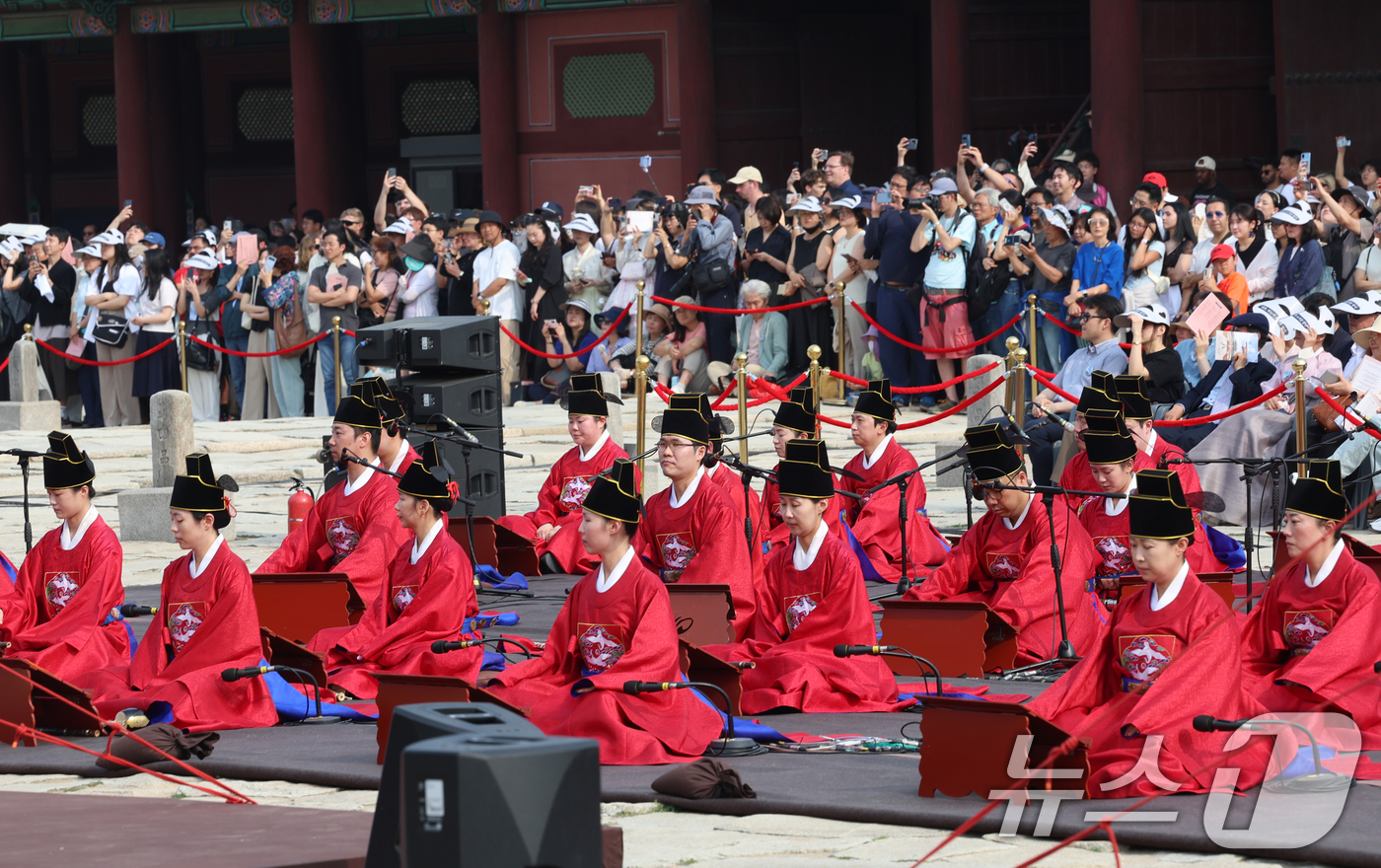 (서울=뉴스1) 김명섭 기자 = 7일 오후 서울 경복궁 근정전에서 세종조 회례연이 펼쳐지고 있다. 300여 명으로 구성된 대규모 공연단이 궁중 연례악과 무용을 재현한 이 공연은 2 …