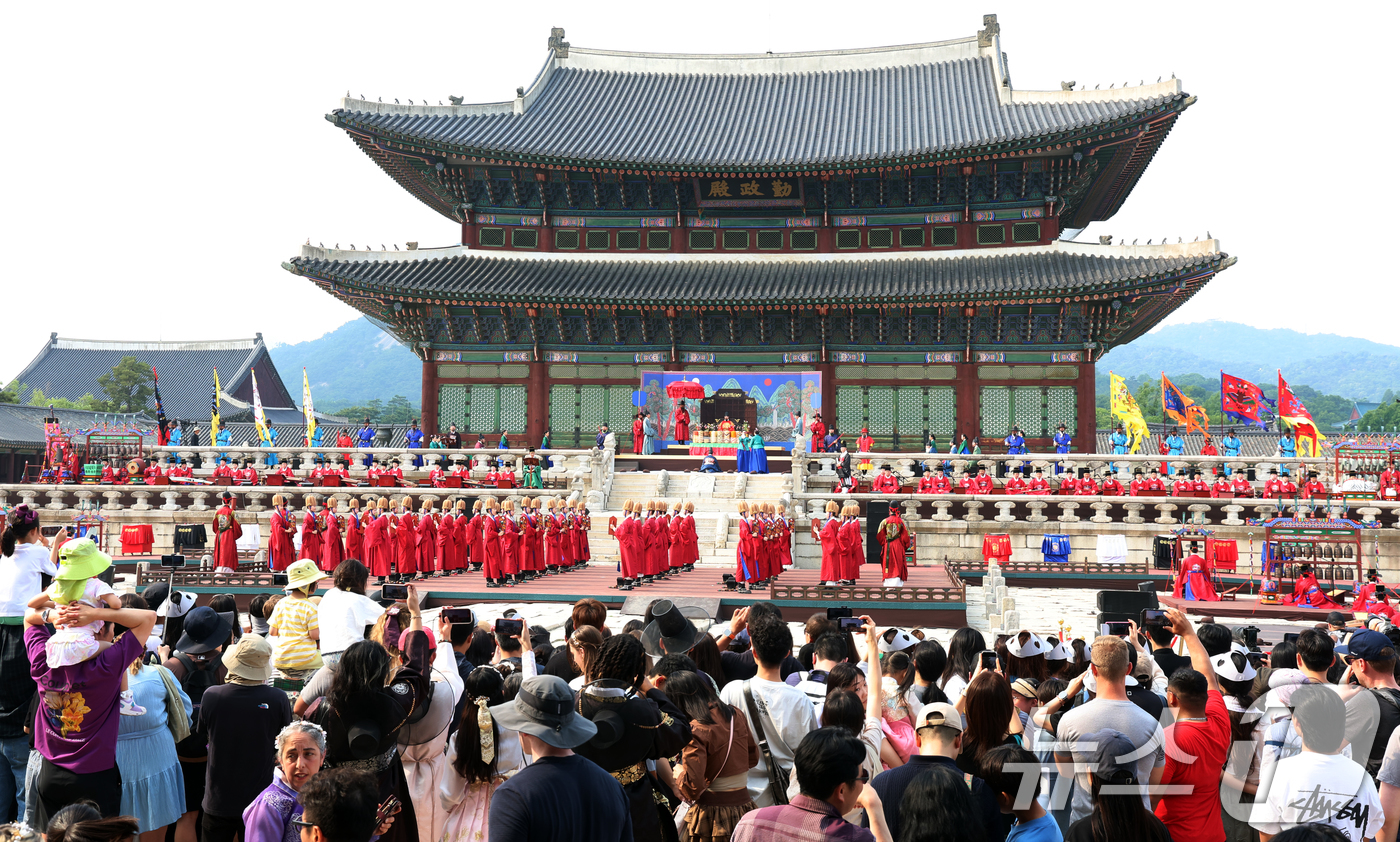 (서울=뉴스1) 김명섭 기자 = 7일 오후 서울 경복궁 근정전에서 세종조 회례연이 펼쳐지고 있다. 300여 명으로 구성된 대규모 공연단이 궁중 연례악과 무용을 재현한 이 공연은 2 …