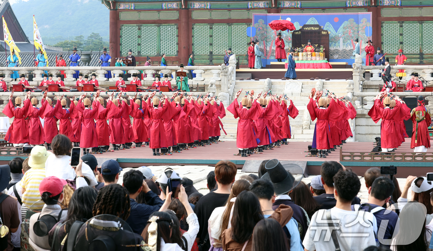 (서울=뉴스1) 김명섭 기자 = 7일 오후 서울 경복궁 근정전에서 세종조 회례연이 펼쳐지고 있다. 300여 명으로 구성된 대규모 공연단이 궁중 연례악과 무용을 재현한 이 공연은 2 …