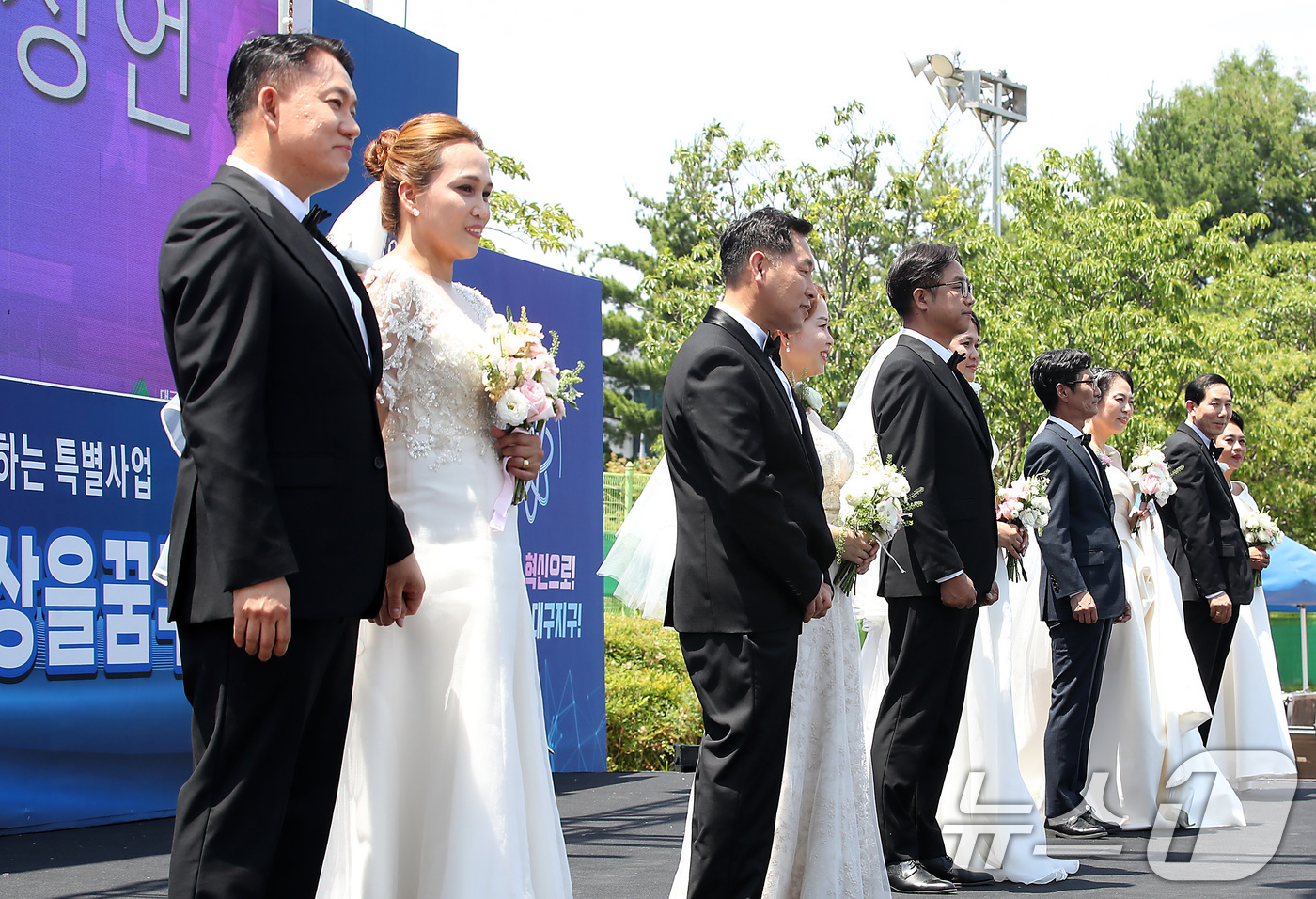 (대구=뉴스1) 공정식 기자 = 7일 오후 대구 수성구 수성못 상화동산에서 '대구지구 JC 지역민과 함께하는 특별사업-제7회 하나되는 세상을 꿈꾸다'의 하나로 다문화가정 5쌍의 합 …