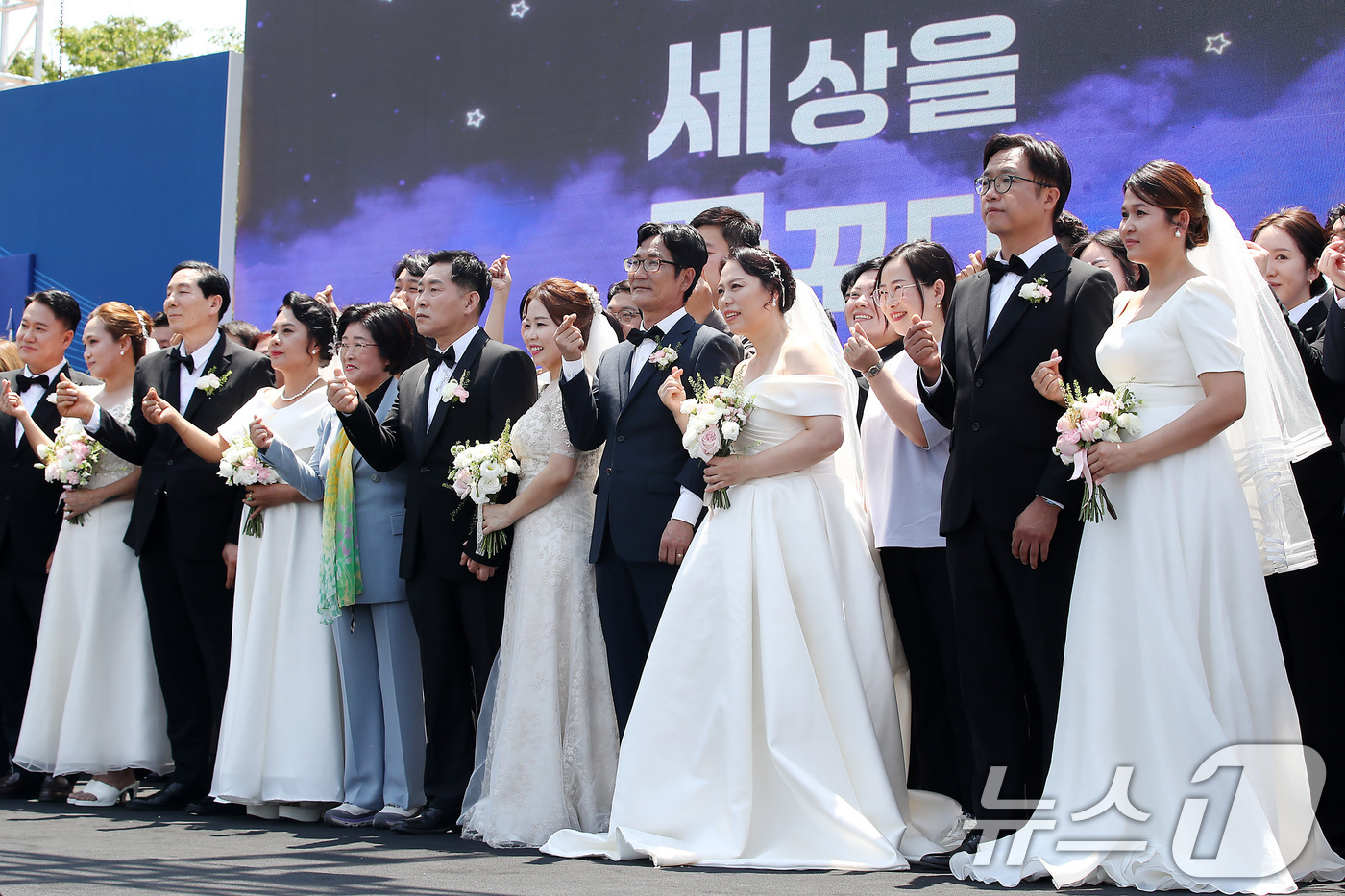 (대구=뉴스1) 공정식 기자 = 7일 오후 대구 수성구 수성못 상화동산에서 '대구지구 JC 지역민과 함께하는 특별사업-제7회 하나되는 세상을 꿈꾸다'의 하나로 다문화가정 5쌍의 합 …