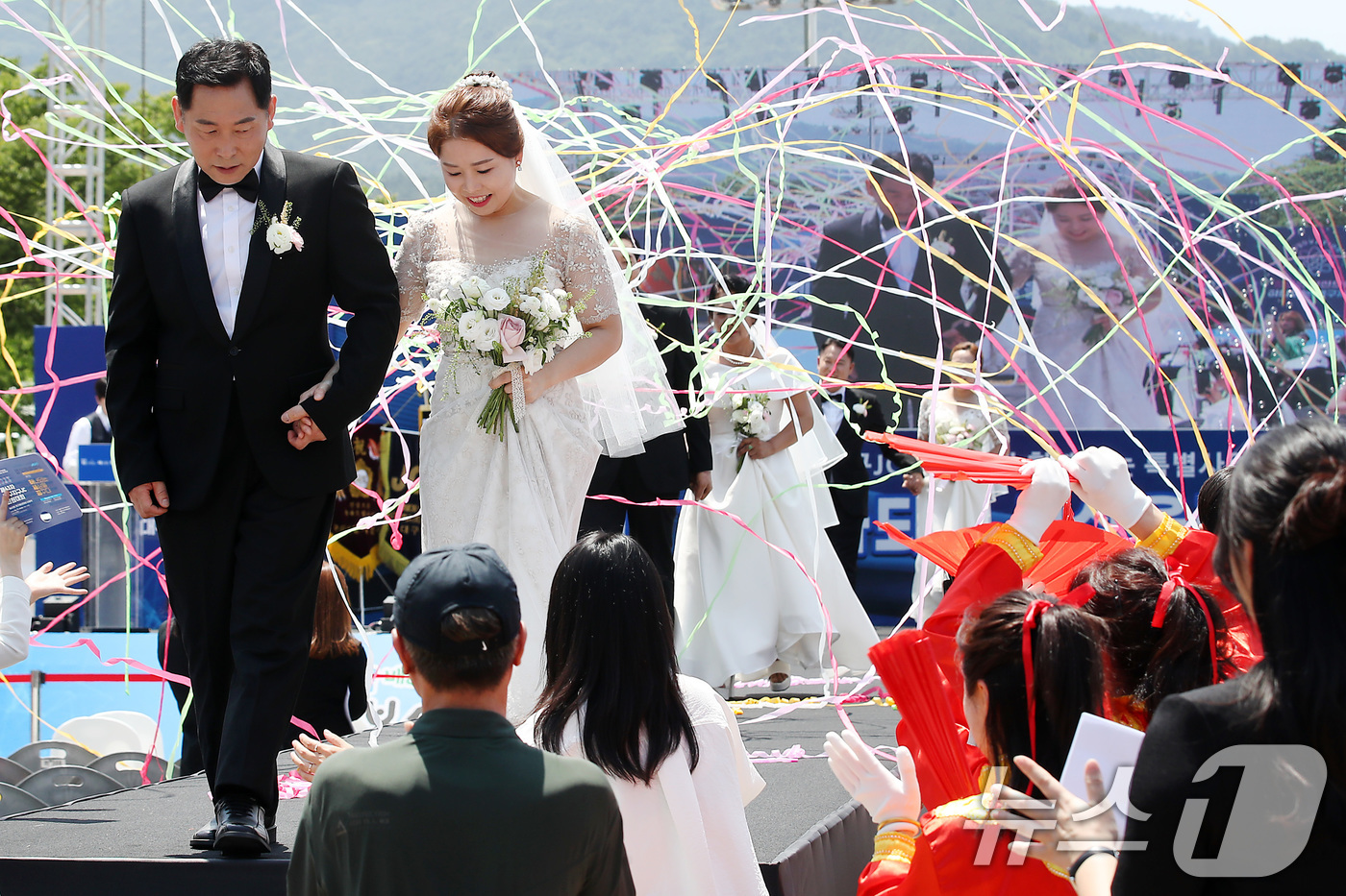 (대구=뉴스1) 공정식 기자 = 7일 오후 대구 수성구 수성못 상화동산에서 '대구지구 JC 지역민과 함께하는 특별사업-제7회 하나되는 세상을 꿈꾸다'의 하나로 다문화가정 5쌍의 합 …