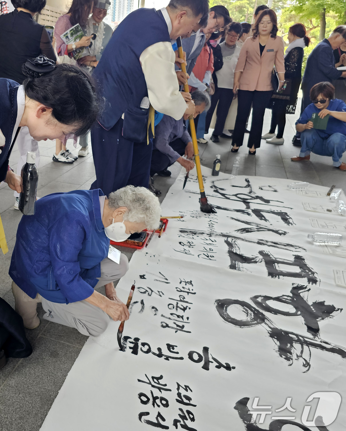 (포항=뉴스1) 최창호 기자 = 7일 경북 포항시 남구 대잠동 철길 숲에서 열린 제14회 포항서예연협전(깃발展)에서 시민들이 붓글씨 체험을 하고 있다.시승격 76주년을 기념하기 위 …