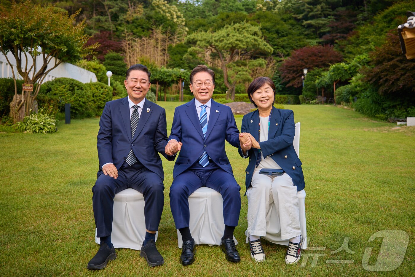 본문 이미지 - 이재명 대통령이 7일 서울 한남동 관저에서 열린 더불어민주당 1·2기 지도부 초청 만찬에서 차기 원내대표 선거에 출사표를 던진 김병기&#40;왼쪽&#41;, 서영교 의원과 기념촬영을 하고 있다. &#40;대통령실 제공. 재판매 및 DB 금지&#41; 2025.6.7/뉴스1 ⓒ News1 허경 기자