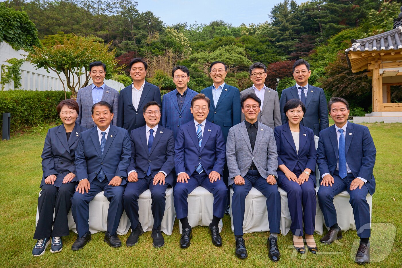 본문 이미지 - 이재명 대통령이 7일 서울 한남동 관저에서 더불어민주당 1·2기 지도부 등 의원들을 초청해 가진 만찬에 앞서 기념촬영을 하고 있다. (대통령실 제공. 재판매 및 DB 금지) 2025.6.7/뉴스1 ⓒ News1 허경 기자