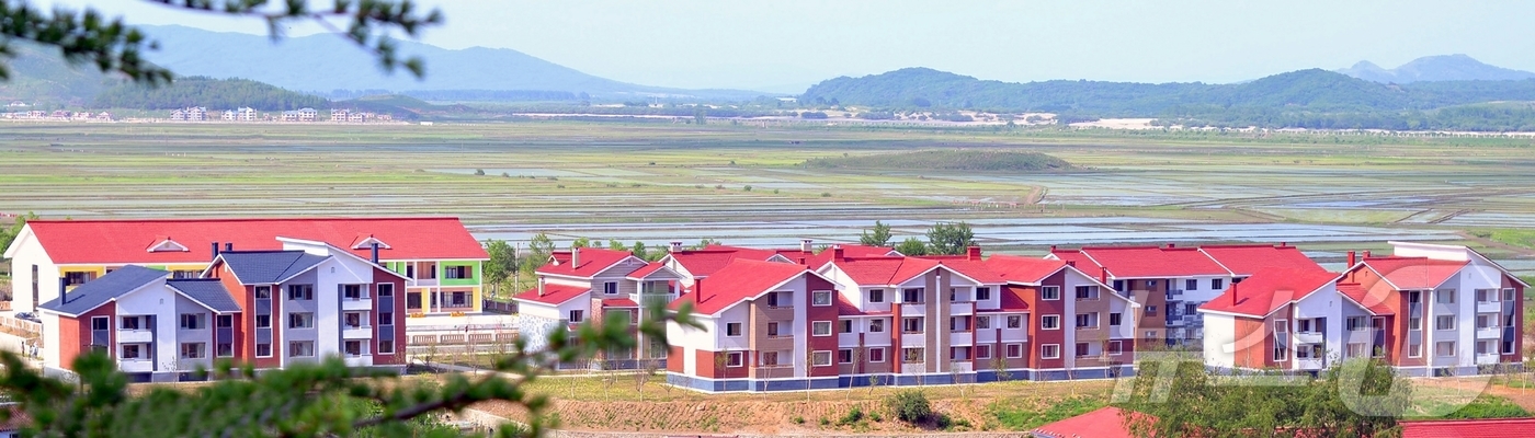 (평양 노동신문=뉴스1) = 북한 노동당 기관지 노동신문은 8일 "조국의 최북변 라선시의 선봉구역 홍의동에 새집들이 경사가 났다"라고 보도했다. [국내에서만 사용가능. 재배포 금지 …