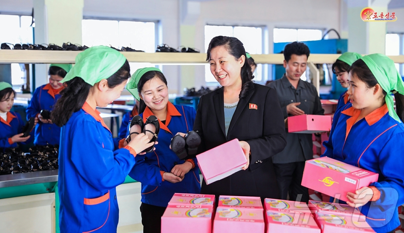 (평양 노동신문=뉴스1) = 북한 노동당 기관지 노동신문은 8일 신의주신발공장 초급당위원회 일꾼이 "학생신발의 질을 높이도록 이끌어주고 있다"라고 보도했다. [국내에서만 사용가능. …