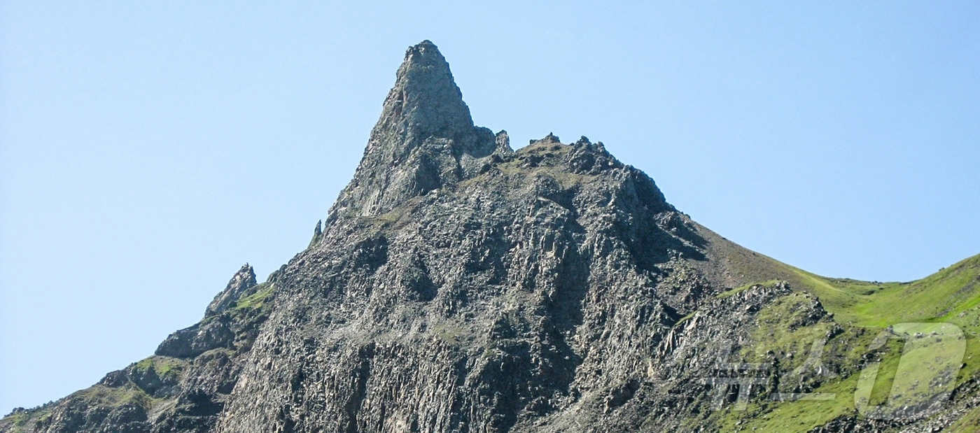 (평양 노동신문=뉴스1) = 북한 노동당 기관지 노동신문은 8일 연재물로 최근 유네스코의 세계지질공원으로 등재된 백두산지구 일대를 소개했다. [국내에서만 사용가능. 재배포 금지. …