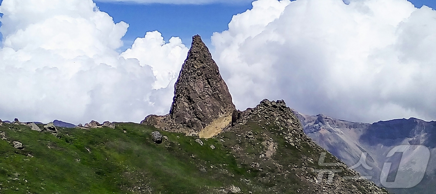 (평양 노동신문=뉴스1) = 북한 노동당 기관지 노동신문은 8일 연재물로 최근 유네스코의 세계지질공원으로 등재된 백두산지구 일대를 소개했다. [국내에서만 사용가능. 재배포 금지. …