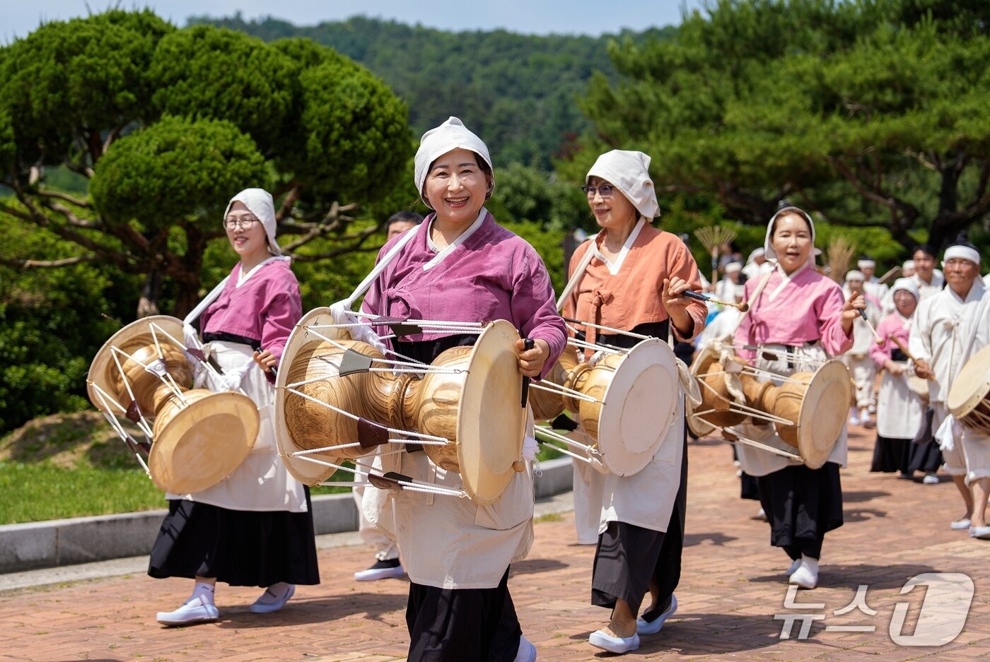 본문 이미지 - '2025 증평들노래축제'가 열리고 있는 7일 전통 농경문화의 진수를 보여주는 '장뜰두레농요'를 시연하고 있다.(증평군 제공, 재판매 및 DB금지)/뉴스1