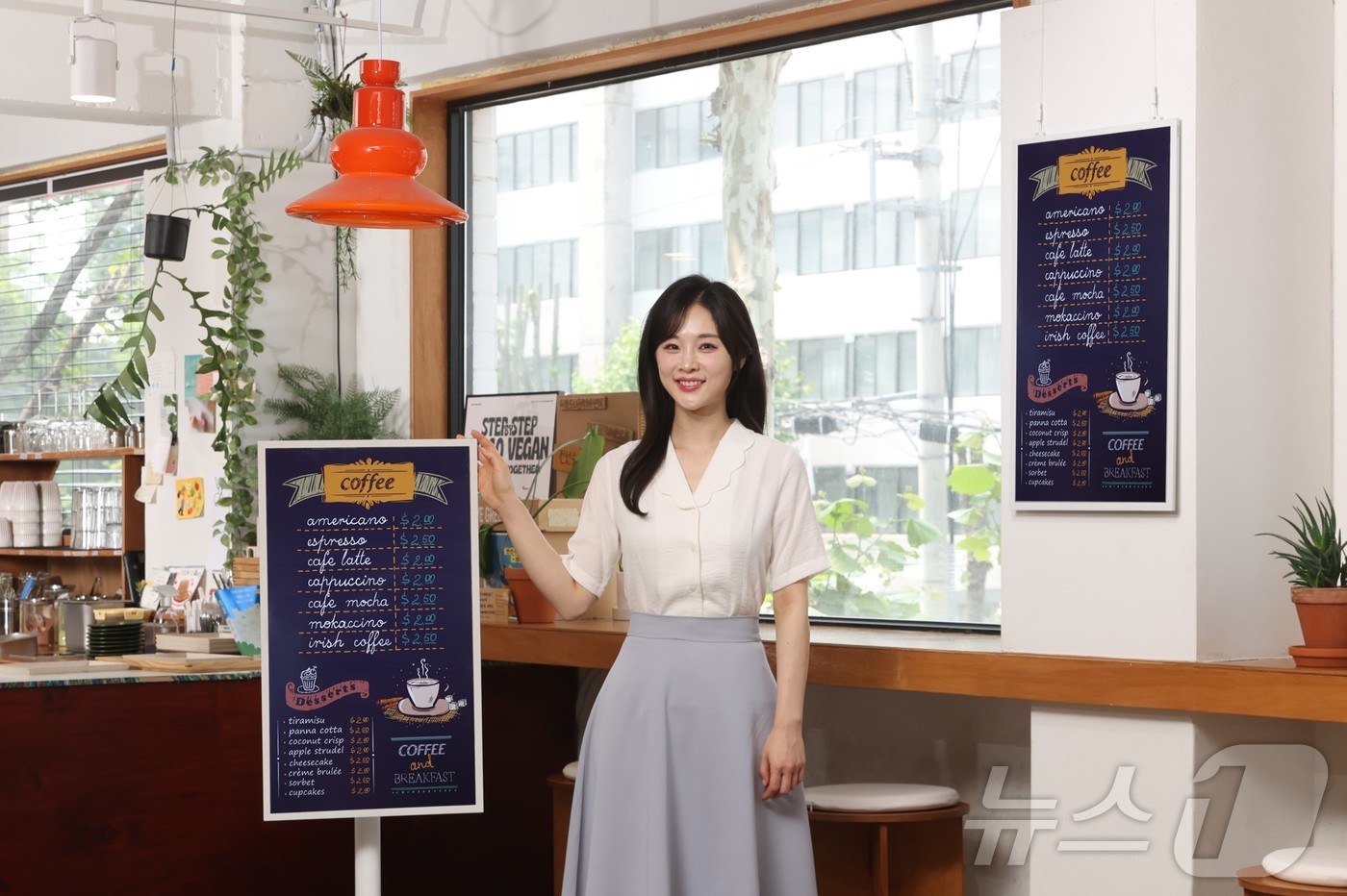 (서울=뉴스1) = 삼성전자가 디지털 종이에 잉크 기술을 적용하는 방식의 초저전력 디스플레이 '삼성 컬러 이페이퍼'를 8일 글로벌 출시한다.'삼성 컬러 이페이퍼'는 디지털 종이에 …