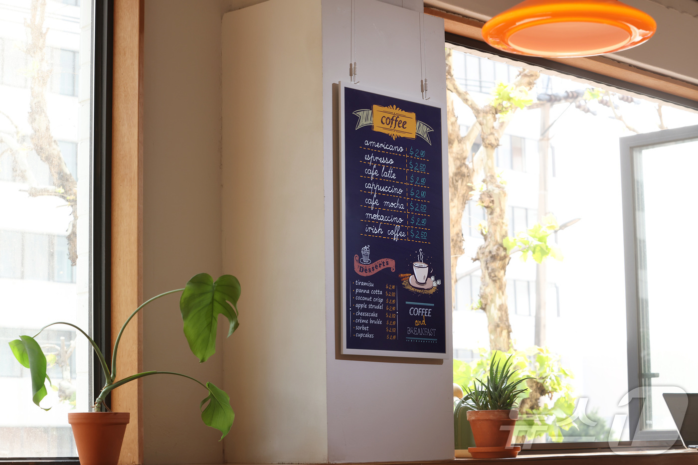 (서울=뉴스1) = 삼성전자가 디지털 종이에 잉크 기술을 적용하는 방식의 초저전력 디스플레이 '삼성 컬러 이페이퍼'를 8일 글로벌 출시한다.'삼성 컬러 이페이퍼'는 디지털 종이에 …