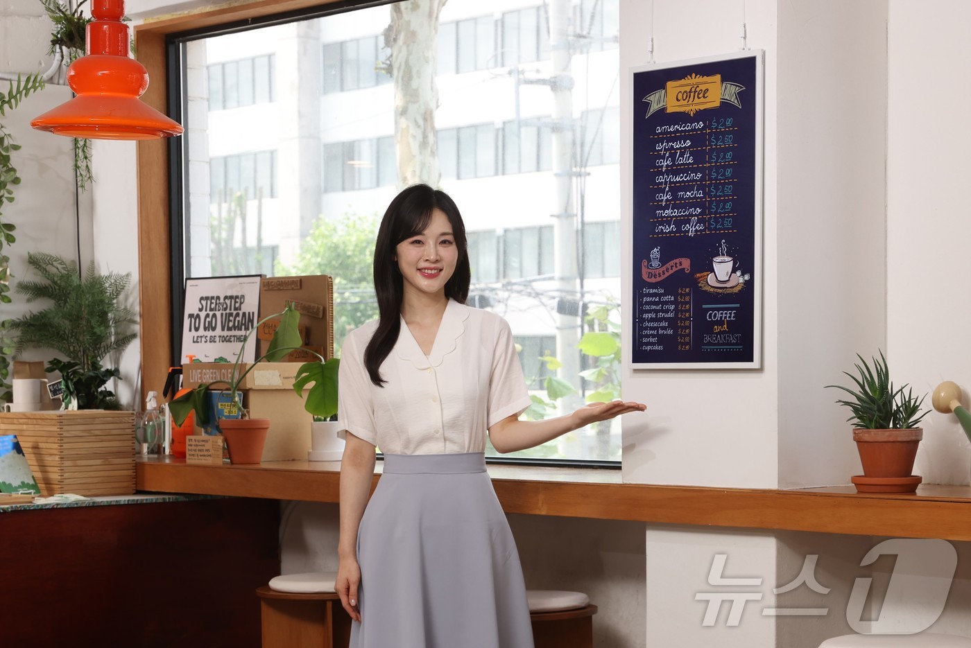 (서울=뉴스1) = 삼성전자가 디지털 종이에 잉크 기술을 적용하는 방식의 초저전력 디스플레이 '삼성 컬러 이페이퍼'를 8일 글로벌 출시한다.'삼성 컬러 이페이퍼'는 디지털 종이에 …