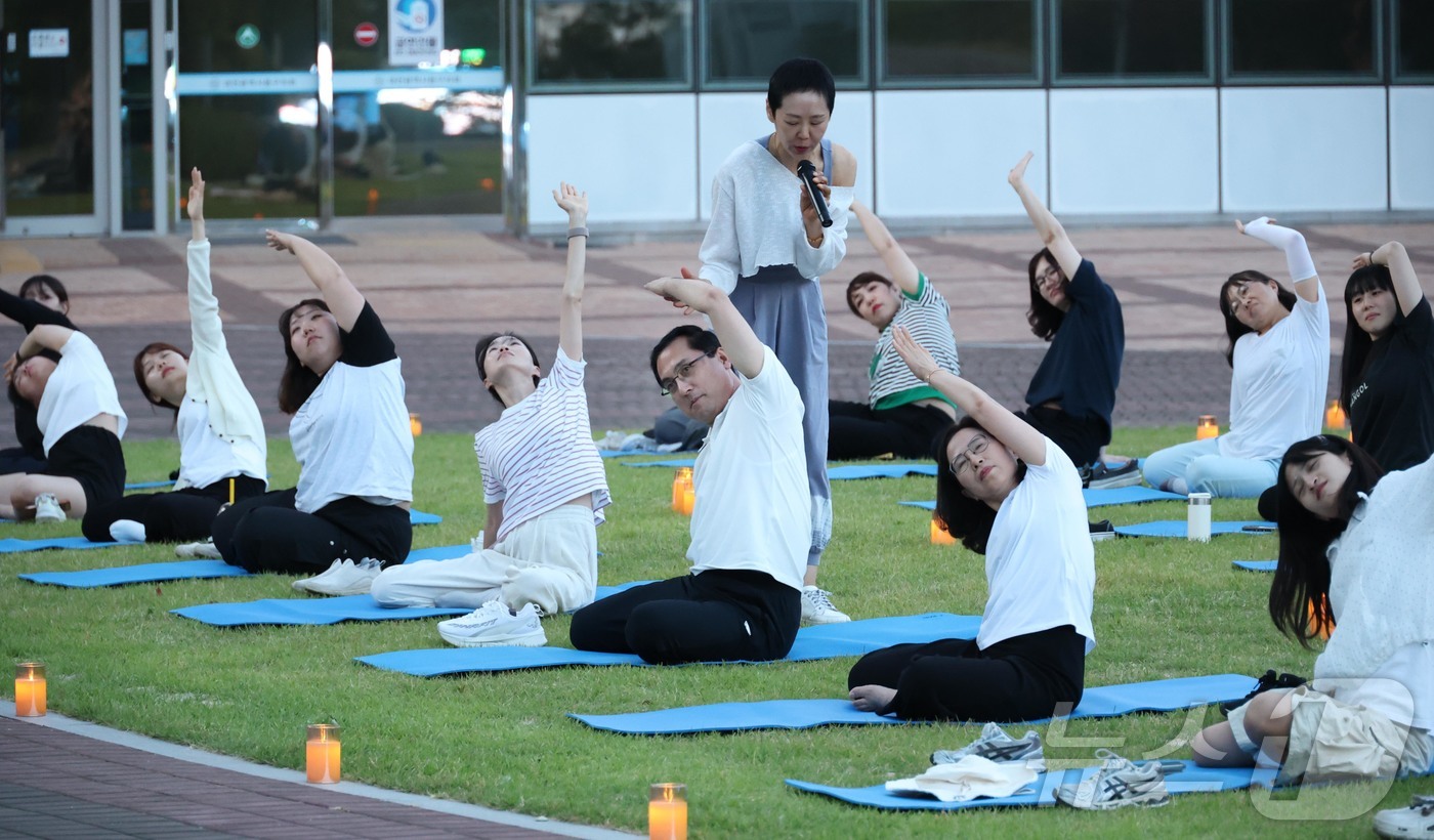 (대전=뉴스1) 이동원 기자 = 박희조 대전 동구청장이 지난 5일 구청 잔디광장에서 영유아 부모들과 야간 힐링 프로그램 ‘달빛 인생 요가’에 참가해 요가를 하고 했다.이번 프로그램 …