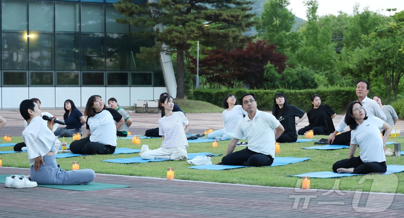 (대전=뉴스1) 이동원 기자 = 박희조 대전 동구청장이 지난 5일 구청 잔디광장에서 영유아 부모들과 야간 힐링 프로그램 ‘달빛 인생 요가’에 참가해 요가를 하고 했다.이번 프로그램 …