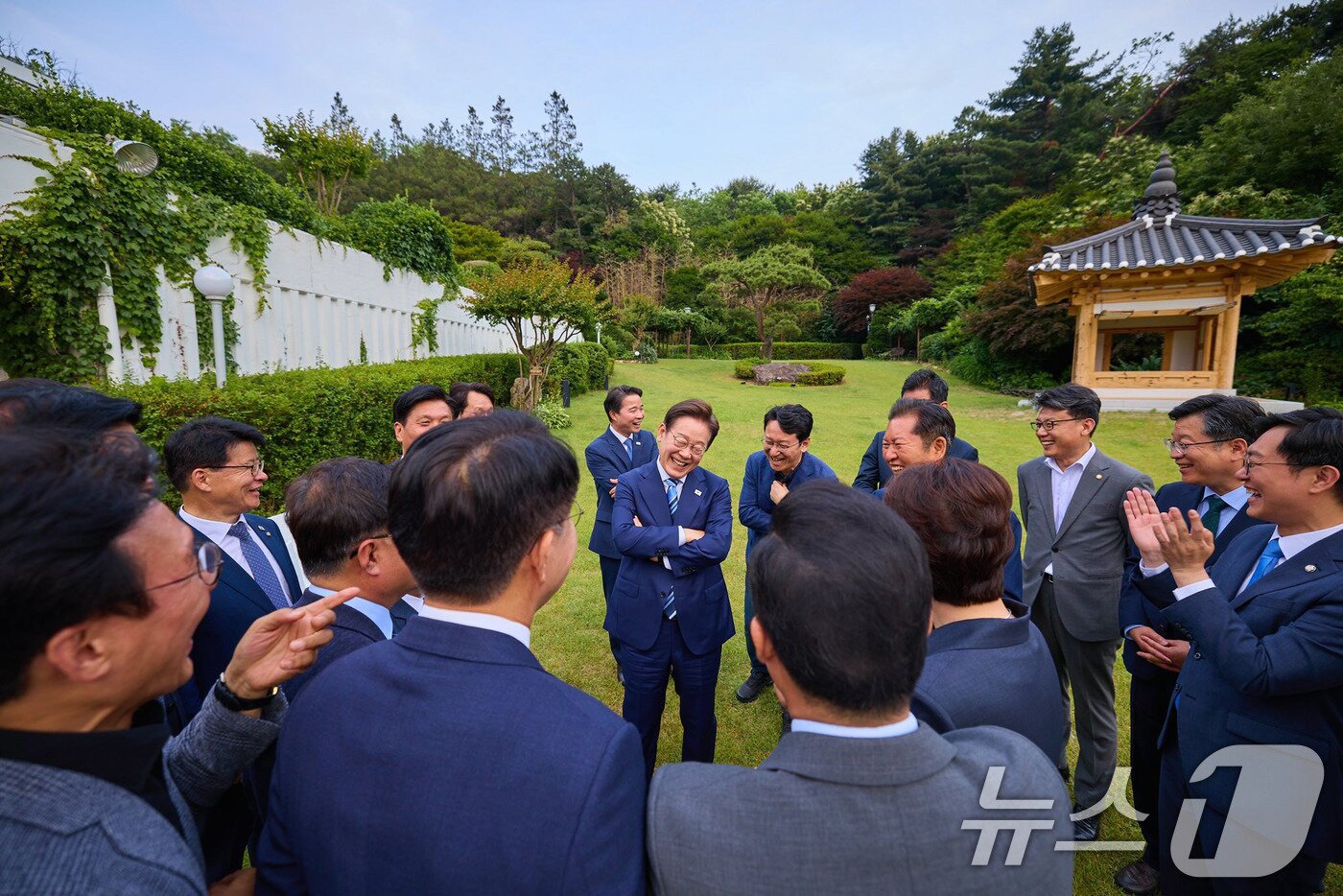 본문 이미지 - 이재명 대통령이 지난 7일 서울 한남동 관저에서 만찬에 참석한 더불어민주당 1·2기 지도부 등 의원들과 대화하고 있다. (이재명 대통령 SNS 캡처. 재판매 및 DB 금지) 2025.6.8/뉴스1 ⓒ News1 박지혜 기자