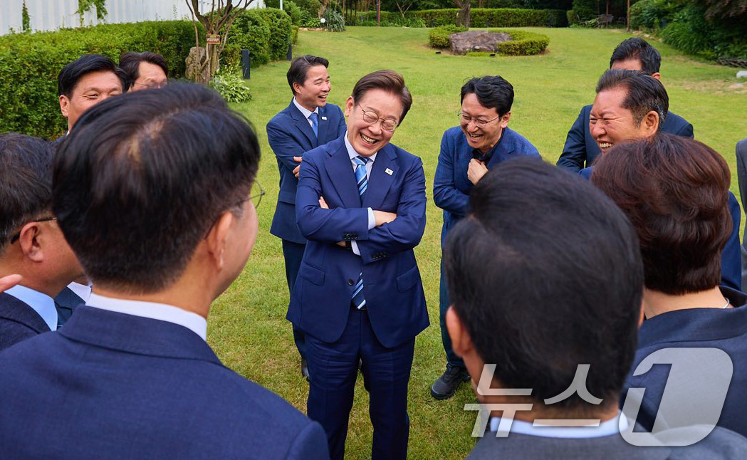 (서울=뉴스1) 박지혜 기자 = 이재명 대통령이 지난 7일 서울 한남동 관저에서 만찬에 참석한 더불어민주당 1·2기 지도부 등 의원들과 대화하고 있다. (이재명 대통령 SNS 캡처 …