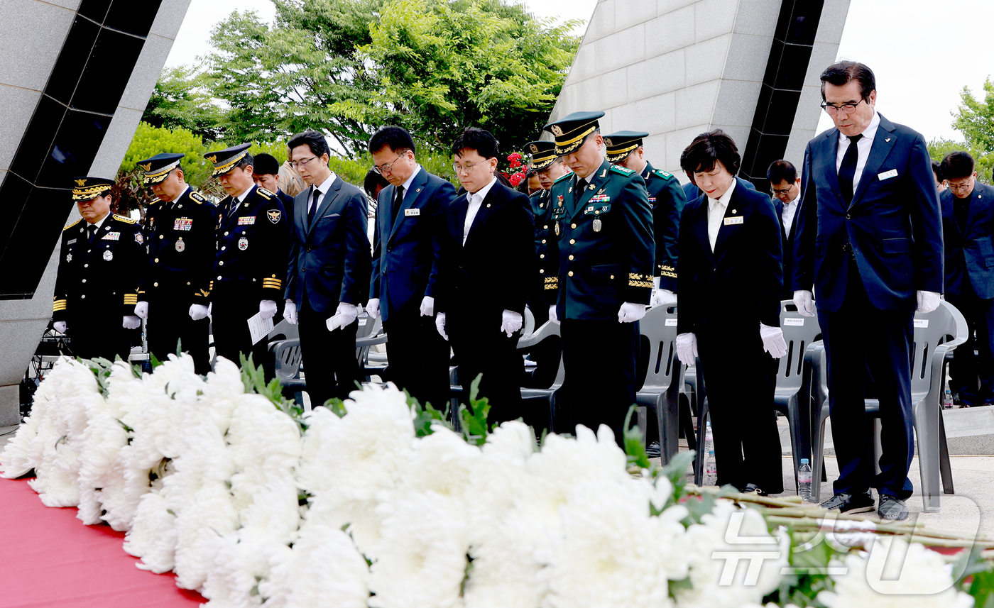 (보령=뉴스1) 이동원 기자 = 김동일 보령시장이 지난 6일 궁촌동 소재 현충탑에서 순국선열과 호국영령의 숭고한 희생정신을 기리는 ‘제70회 현충일 추념식’에 참석했다. 추념식은 …