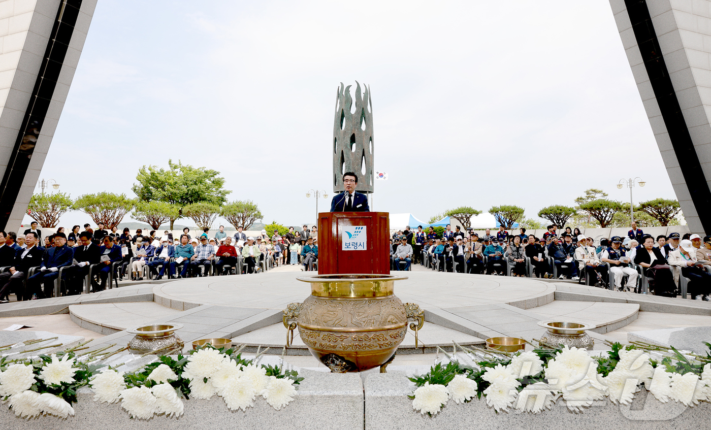 (보령=뉴스1) 이동원 기자 = 김동일 보령시장이 지난 6일 궁촌동 소재 현충탑에서 순국선열과 호국영령의 숭고한 희생정신을 기리는 ‘제70회 현충일 추념식’에 참석했다. 추념식은 …