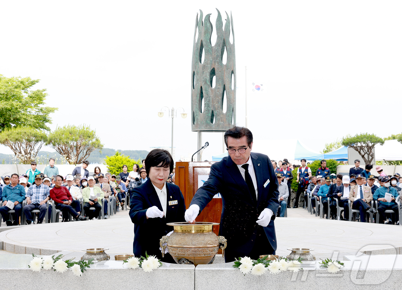(보령=뉴스1) 이동원 기자 = 김동일 보령시장이 지난 6일 궁촌동 소재 현충탑에서 순국선열과 호국영령의 숭고한 희생정신을 기리는 ‘제70회 현충일 추념식’에 참석했다. 추념식은 …