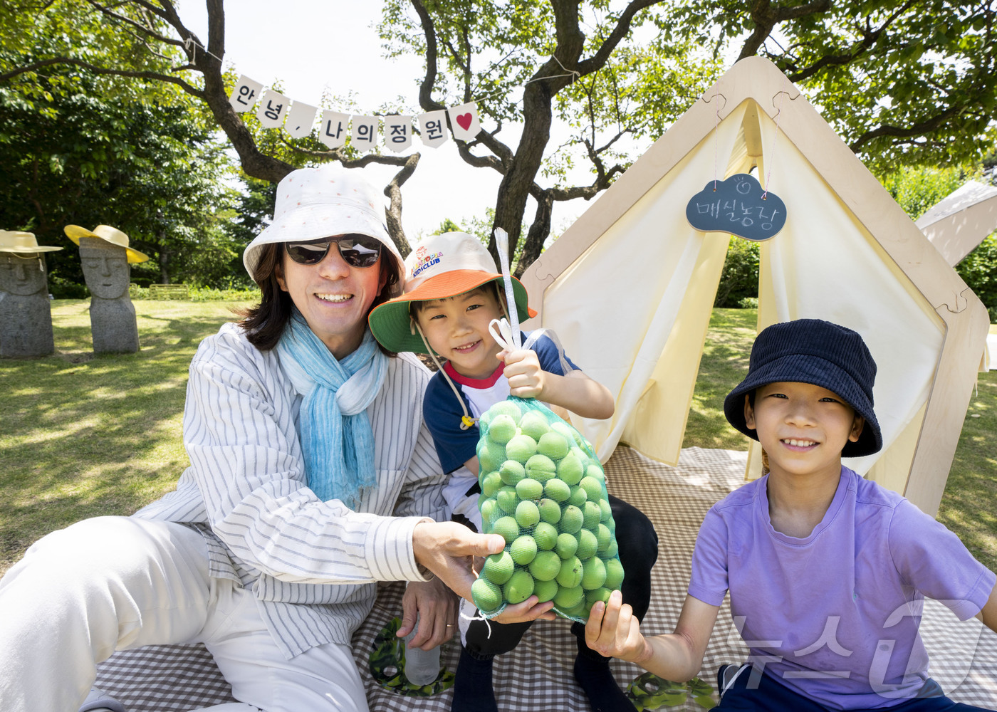 (서울=뉴스1) = 삼성물산 리조트부문(사장 정해린)이 운영하는 에버랜드가 지난 6일부터 8일까지 3일간 700여 그루의 매화나무가 가득한 하늘정원길에서 매실따기 이색 체험을 진행 …