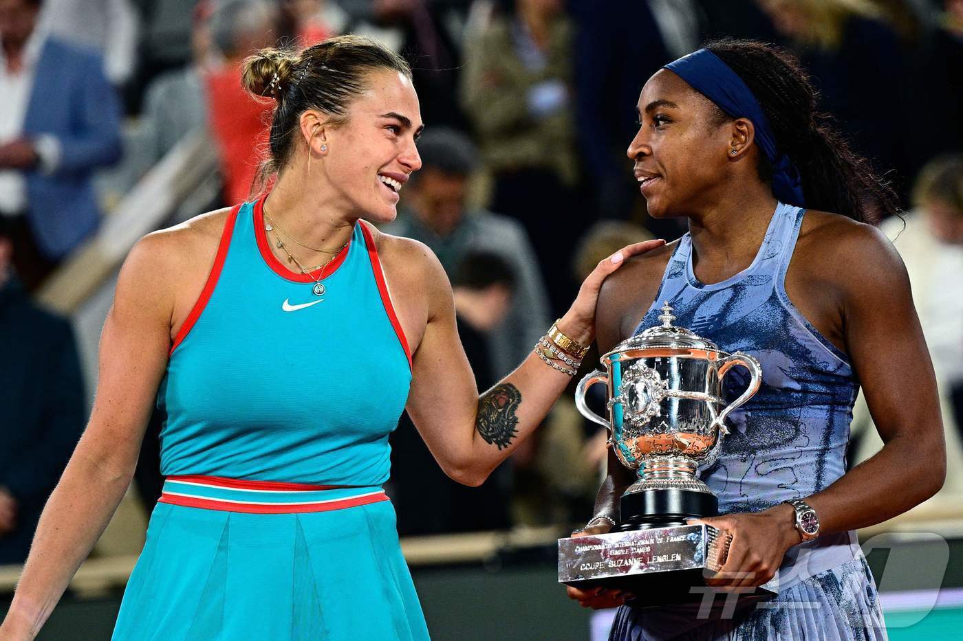 본문 이미지 - 코코 고프(오른쪽)가 7일(현지시간) 열린 2025 프랑스오픈 여자단식 결승에서 아리나 사발렌카에 2-1로 역전승하고 우승컵을 들었다. ⓒ AFP=뉴스1