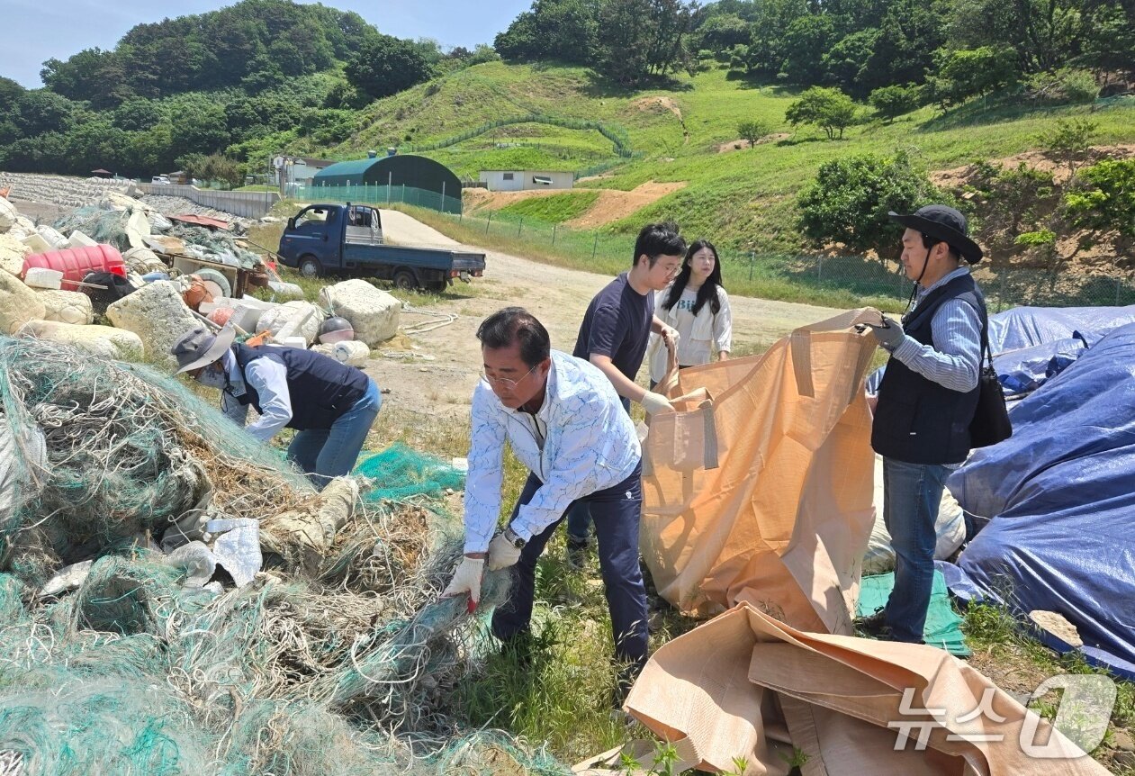 본문 이미지 - 충남도는 지난 5일 안산 풍도에서 경기도와 함께 ‘서해안권 깨끗한 해양환경 조성’을 위한 해양 쓰레기 공동 수거 활동을 진행했다. (충남도 제공. 재판매 및 DB 금지)2025.6.8/뉴스1