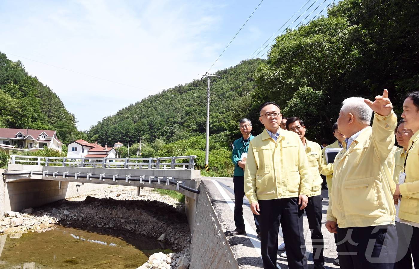 (서울=뉴스1) = 이한경 행정안전부 재난안전관리본부장이 지난 7일 전북 무주군 유동소하천과 문암저수지 재해복구현장을 방문해 장마철 대비 하천정비 현황을 점검하고 있다. (행정안전 …