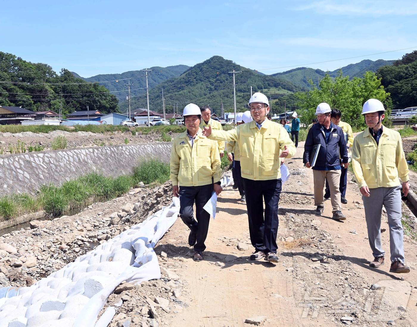 (서울=뉴스1) = 이한경 행정안전부 재난안전관리본부장이 지난 7일 전북 진안군 도통천과 백운동천을 방문해 장마철 대비 하천정비 현황를 점검하고 있다. (행정안전부 제공. 재판매 …