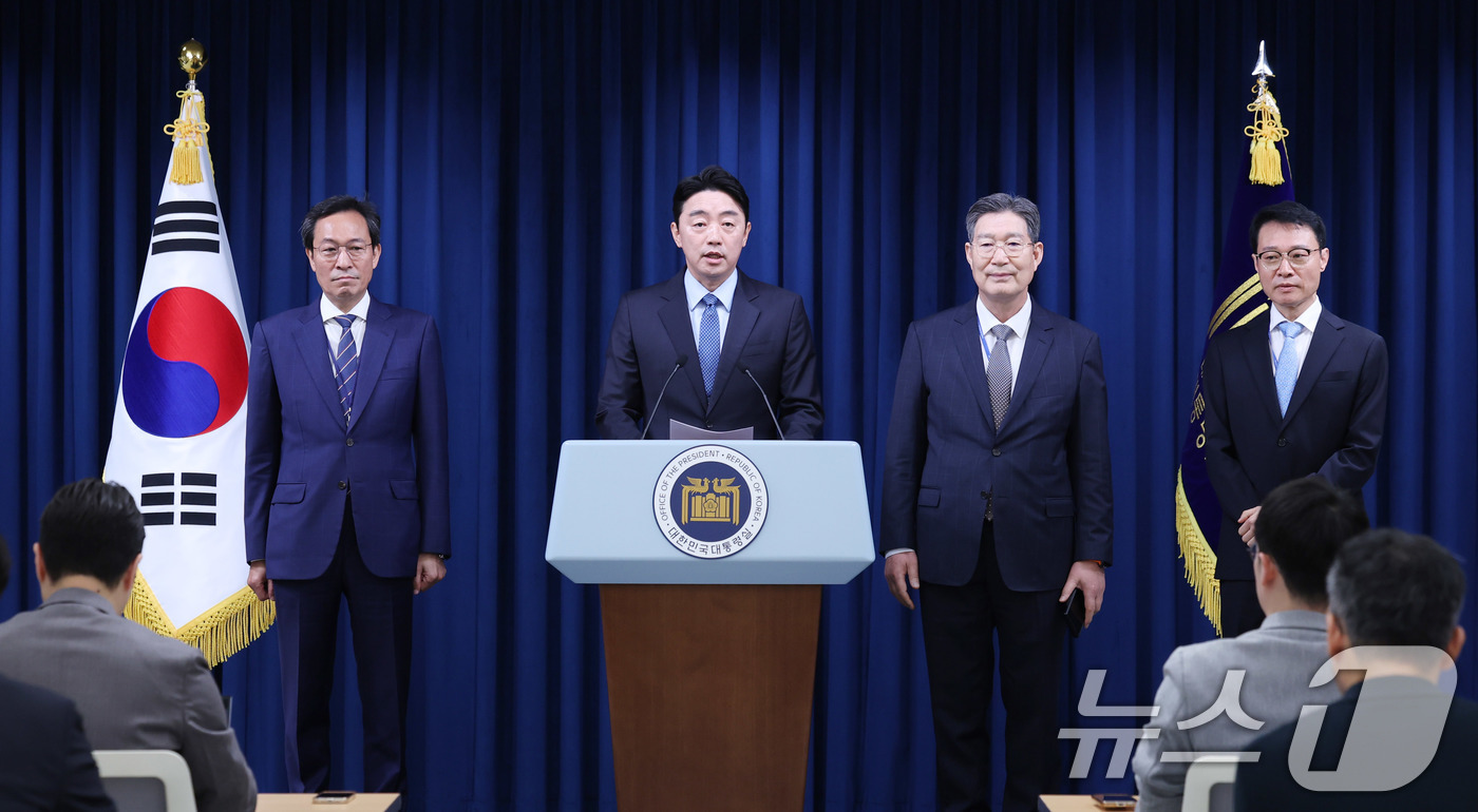 (서울=뉴스1) 박지혜 기자 = 강훈식 대통령 비서실장이 8일 서울 용산구 대통령실 청사에서 수석급 인선 발표를 하고 있다.이재명 대통령은 대통령실 정무수석비서관에 우상호 전 더불 …