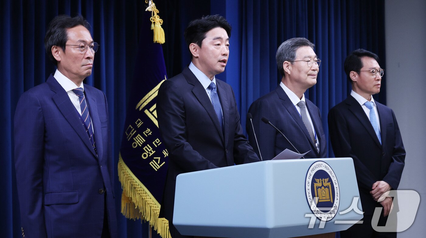 본문 이미지 - 강훈식 대통령 비서실장이 8일 서울 용산구 대통령실 청사에서 수석급 인선 발표를 하고 있다. 왼쪽부터 우상호 전 의원, 강훈식 비서실장, 오광수 변호사, 이규연 전 JTBC 대표. 2025.6.8/뉴스1 ⓒ News1 박지혜 기자