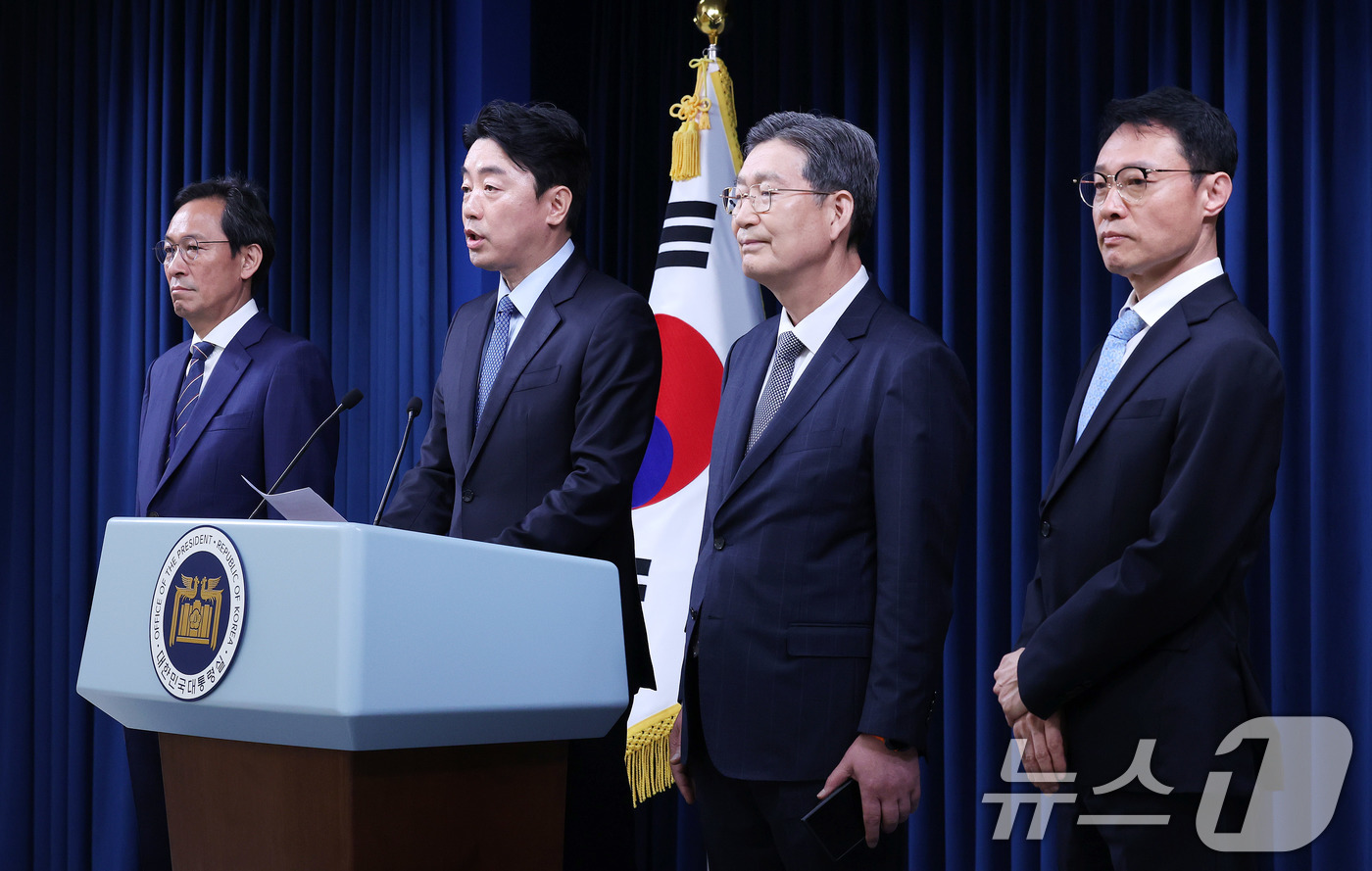 (서울=뉴스1) 박지혜 기자 = 강훈식 대통령 비서실장이 8일 서울 용산구 대통령실 청사에서 수석급 인선 발표를 하고 있다.이재명 대통령은 대통령실 정무수석비서관에 우상호 전 더불 …