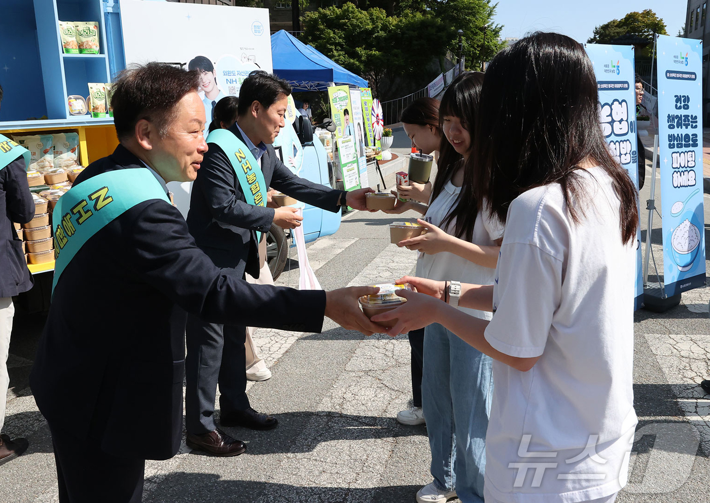 (공주=뉴스1) 이동원 기자 = 국립공주대학교 임경호 총장, NH농협은행 충남본부 박장순 본부장, NH농협은행 공주대지점 서견석 지점장 등이 지난 5일 쌀 소비 촉진 운동의 일환으 …