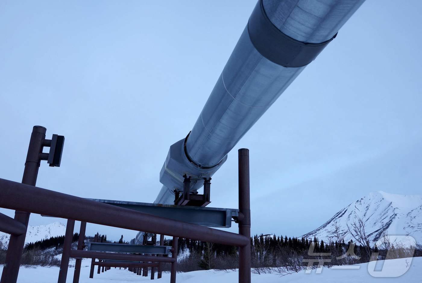 본문 이미지 - 알래스카 지역 가스 수송관 모습.ⓒ AFP=뉴스1