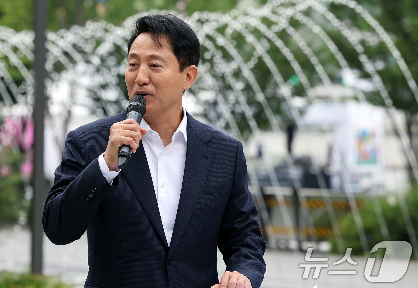 (서울=뉴스1) 이동해 기자 = 오세훈 서울시장이 8일 서울 종로구 광화문광장에서 유엔참전국 후손 교류캠프 참가자들을 초청해 감사의 정원 의미를 설명하고 있다.감사의 정원은 6·2 …