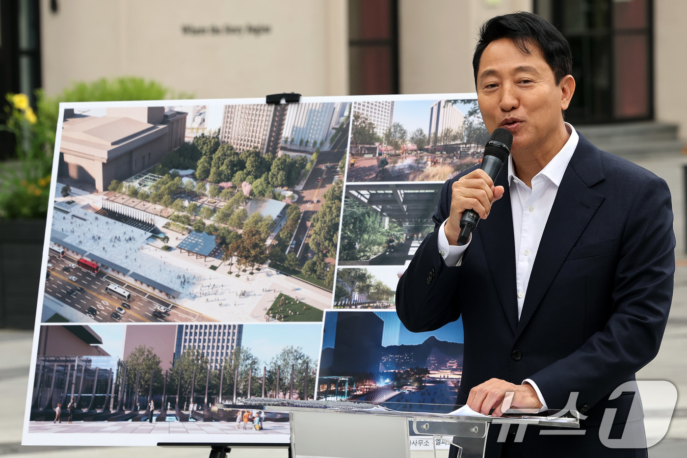 (서울=뉴스1) 이동해 기자 = 오세훈 서울시장이 8일 서울 종로구 광화문광장에서 유엔참전국 후손 교류캠프 참가자들을 초청해 감사의 정원 의미를 설명하고 있다.감사의 정원은 6·2 …