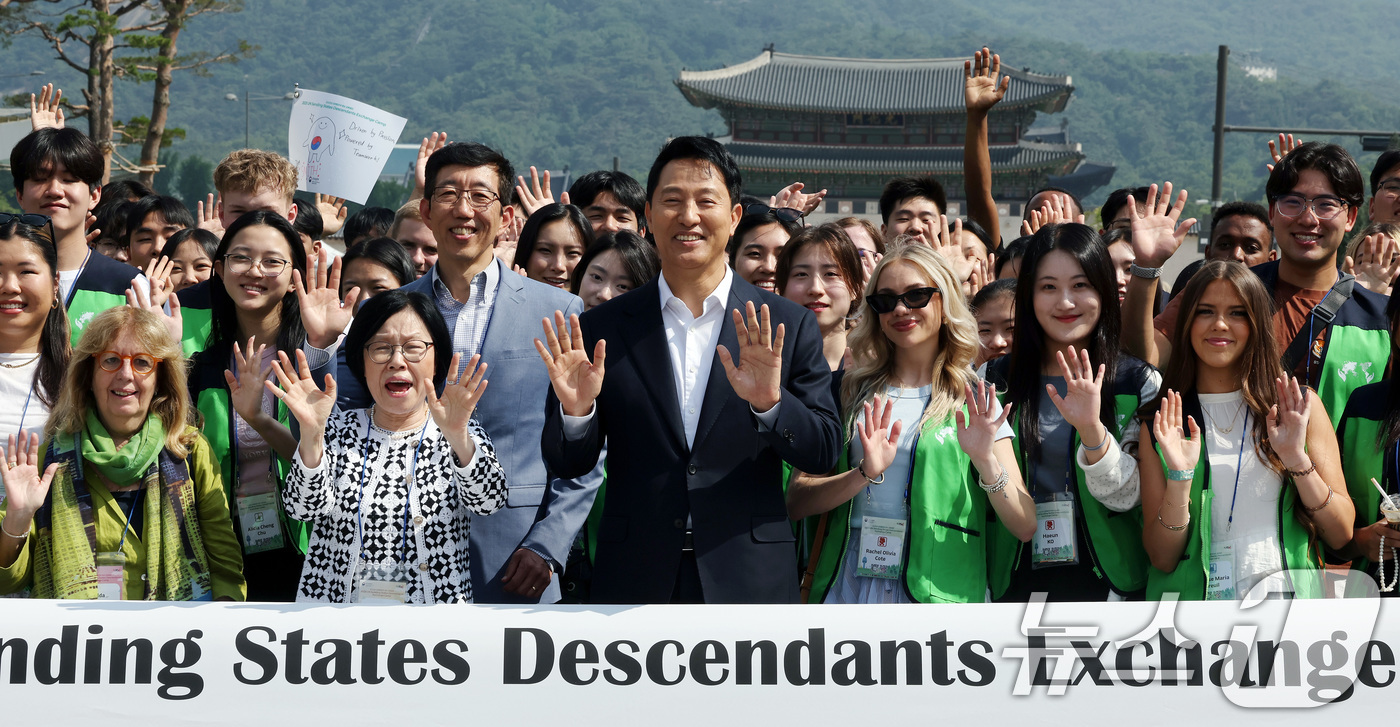 (서울=뉴스1) 이동해 기자 = 오세훈 서울시장이 8일 서울 종로구 광화문광장에서 유엔참전국 후손 교류캠프 참가자들과 기념촬영을 하고 있다.감사의 정원은 6·25전쟁 당시 대한민국 …