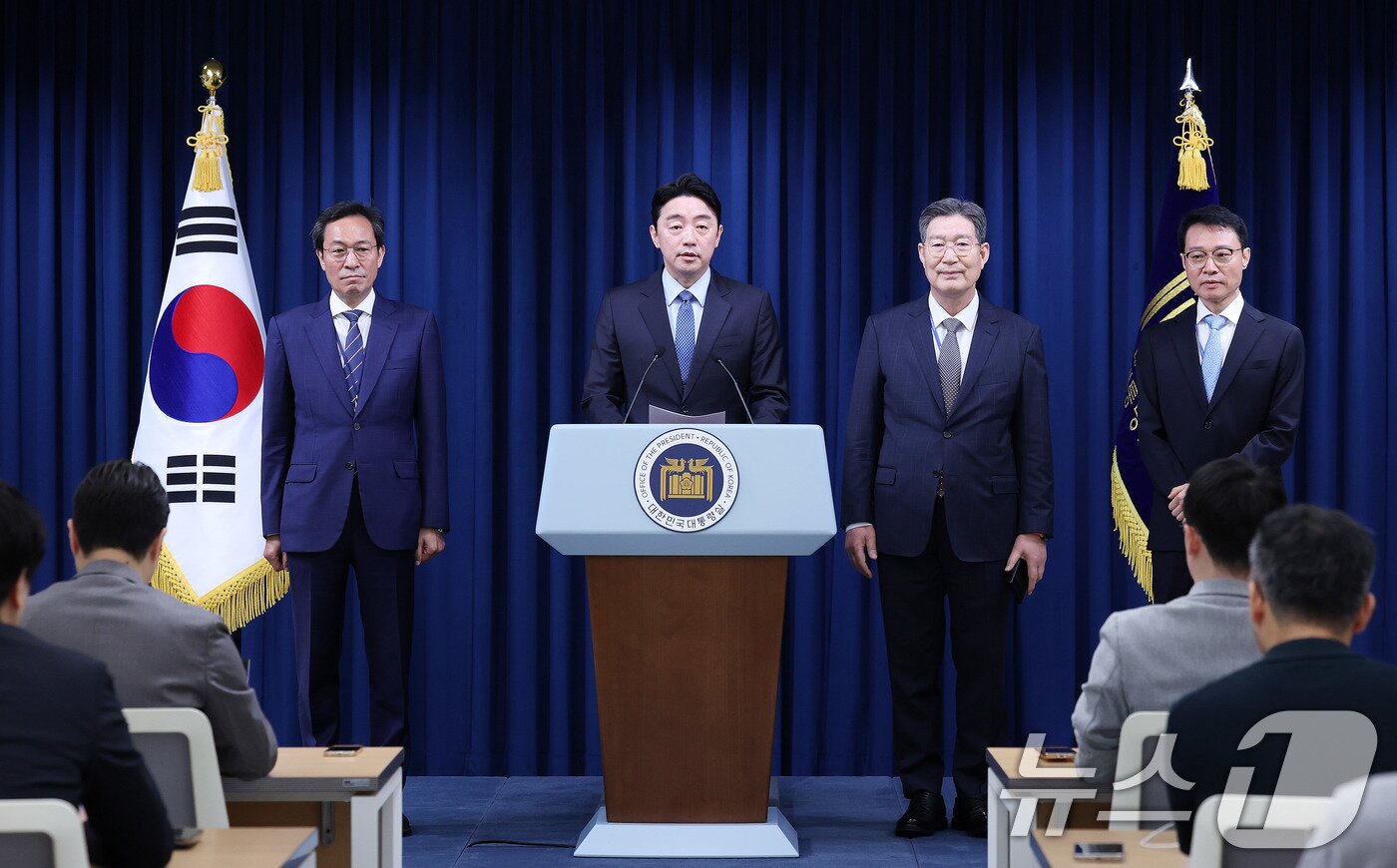 본문 이미지 - 강훈식 대통령 비서실장이 8일 서울 용산구 대통령실 청사에서 수석급 인선 발표를 하고 있다. 왼쪽부터 우상호 정무수석, 강훈식 비서실장, 오광수 민정수석, 이규연 홍보수석. 2025.6.8/뉴스1 ⓒ News1 박지혜 기자