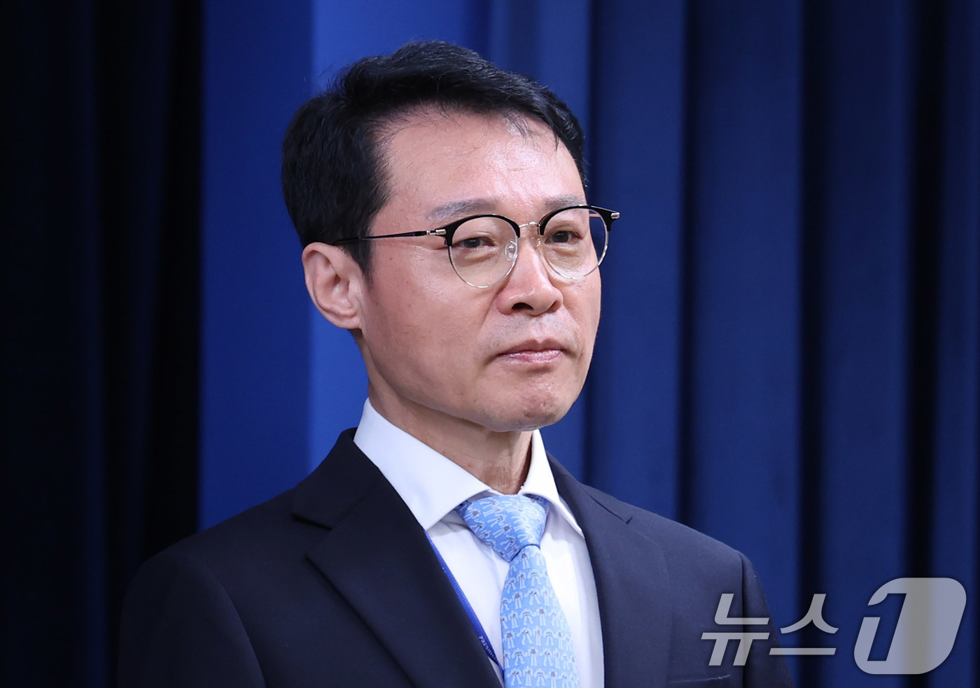 (서울=뉴스1) 박지혜 기자 = 새정부 초대 홍보수석에 임명된 이규연 전 JTBC 대표가 8일 서울 용산구 대통령실 청사에서 열린 수석급 인선 발표 브리핑에 참석하고 있다.  20 …