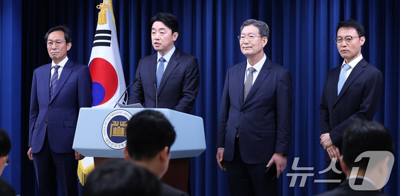 본문 이미지 - 강훈식 대통령 비서실장이 8일 서울 용산구 대통령실 청사에서 수석급 인선 발표를 하고 있다. 왼쪽부터 우상호 정무수석, 강훈식 비서실장, 오광수 민정수석, 이규연 홍보수석. 2025.6.8/뉴스1 ⓒ News1 박지혜 기자