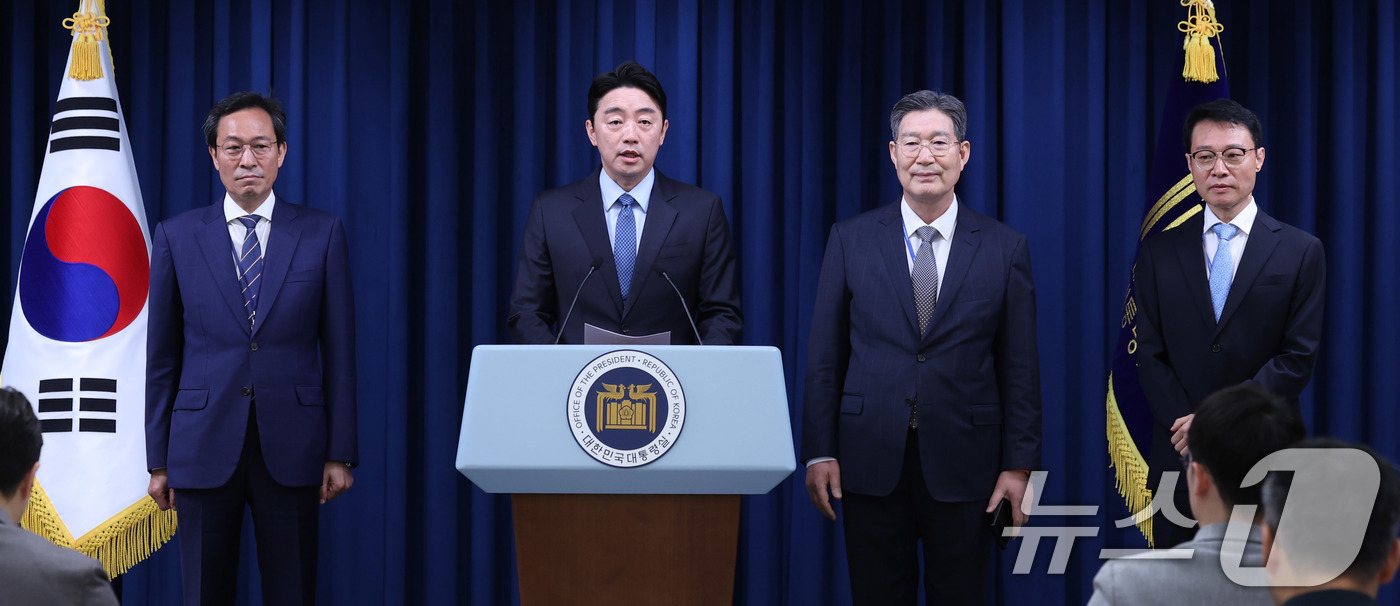 (서울=뉴스1) 박지혜 기자 = 강훈식 대통령 비서실장이 8일 서울 용산구 대통령실 청사에서 수석급 인선 발표를 하고 있다.이재명 대통령은 대통령실 정무수석비서관에 우상호 전 더불 …