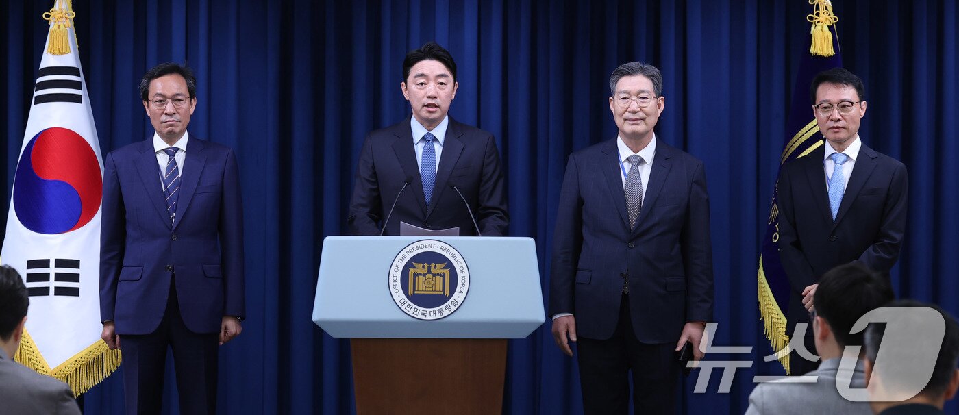 본문 이미지 - 강훈식 대통령 비서실장이 8일 서울 용산구 대통령실 청사에서 수석급 인선 발표를 하고 있다. 왼쪽부터 우상호 정무수석, 강훈식 비서실장, 오광수 민정수석, 이규연 홍보수석. 2025.6.8/뉴스1 ⓒ News1 박지혜 기자
