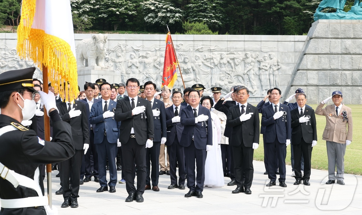 (대전=뉴스1) 이동원 기자 = 이장우 대전시장이 지난 6일 국립대전현충원에서 열린 제70회 현충일. 추념식에 참석, 순국선열과 호국영령의 숭고한 희생을 기렸다.이날 행사에는 이 …
