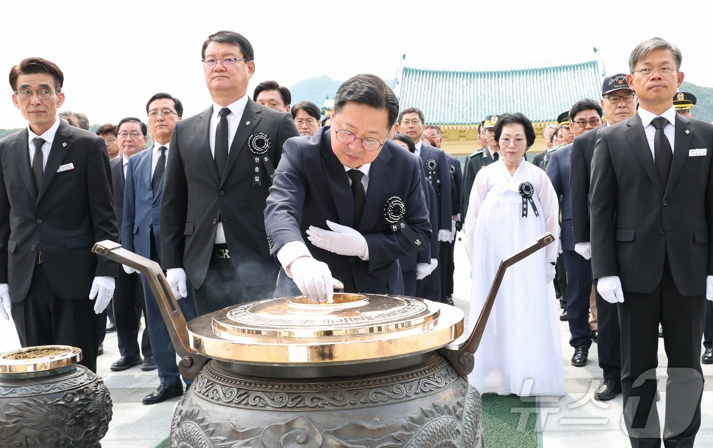 (대전=뉴스1) 이동원 기자 = 이장우 대전시장이 지난 6일 국립대전현충원에서 열린 제70회 현충일 추념식에서 분향을 하고 있다.이날 행사에는 이 시장을 비롯해 조원휘 대전시의회 …