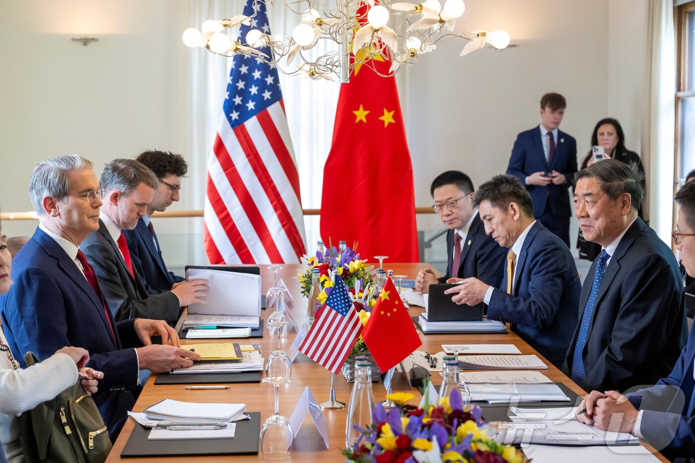본문 이미지 - 스콧 베센트 미국 재무부 장관, 제이미슨 그리어 미국 무역대표부 대표, 허리펑 중국 부총리, 리청강 중국 국제무역대표부 대표 겸 상무부 부부장이 지난 5월 스위스 제네바에서 미중 양자 고위급 무역 협상을 개최한 모습&#40;자료사진&#41;. 2025.05.10 ⓒ 로이터=뉴스1 ⓒ News1 정은지 특파원